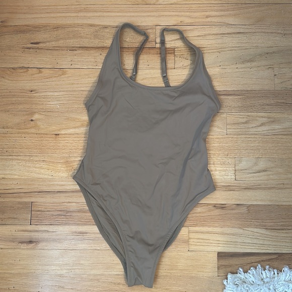 Skims Scoop Neck One Piece Swimsuit Desert Color - Picture 4 of 5